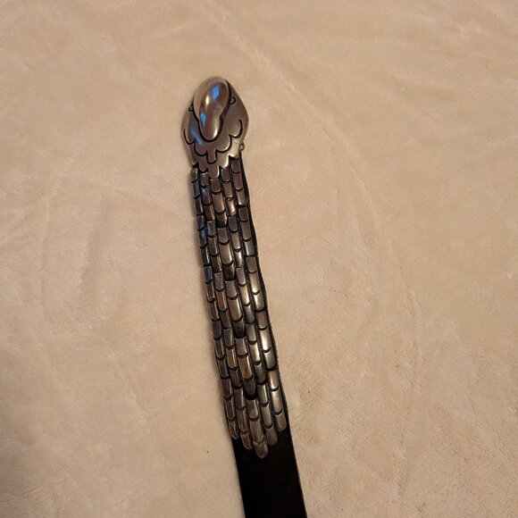 Whimsical women leather belt with snake haed and tail buckle - Picture 2 of 3